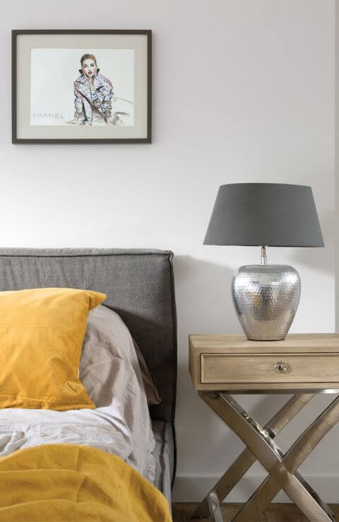 szara sypialnia z żółtymi dodatkami