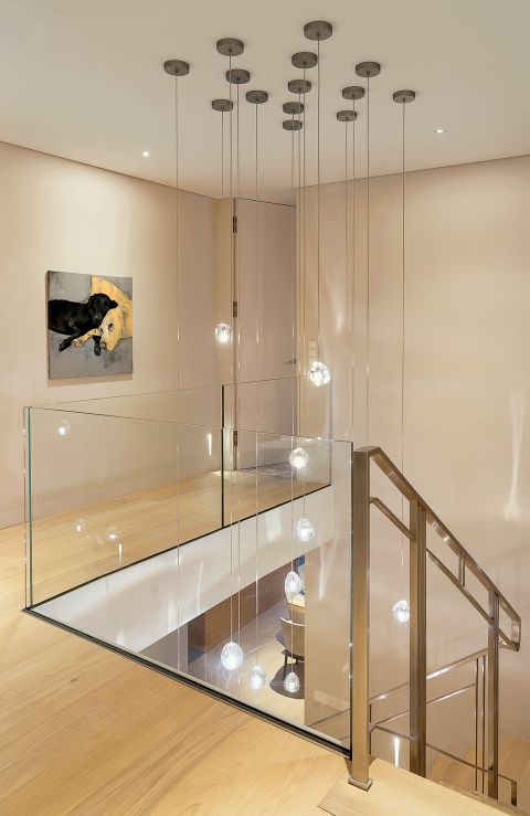 Praktycznie i przytulnie: podwarszawski dom w szarości, brązie i karmelu