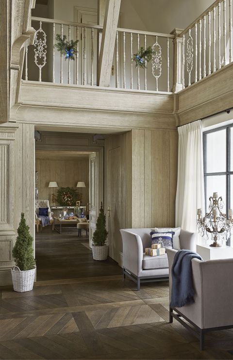 Kryształowe kandelabry, świece i latarenki - tak oświetla się wnętrza dworu.