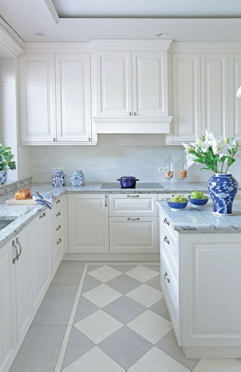 biała kuchnia z szarym blatem