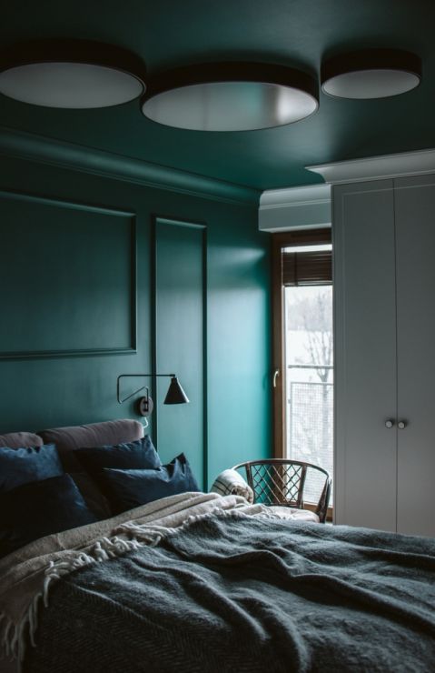 ciemna turkusowa sypialnia