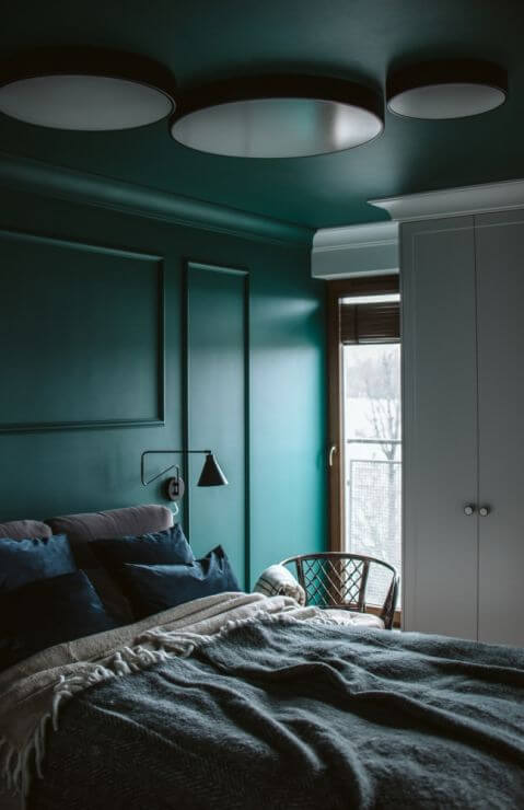 ciemna turkusowa sypialnia