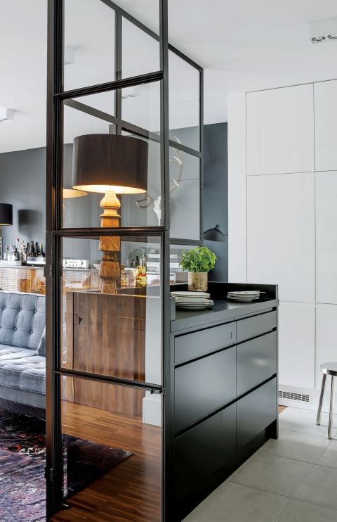 Mieszkanie ma tylko 60 metrów, ale dzięki pomysłowym rozwiązaniom i ciekawym meblom wygląda na o wiele większe.