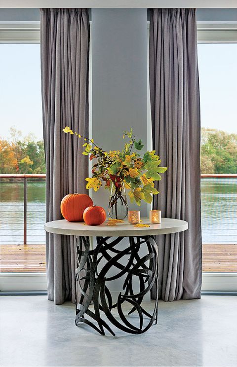 Dom nad jeziorem jest ogromny. Króluje w nim szarość, którą ogrzewają żółte dodatki i drewno z modrzewia syberyjskiego. Są