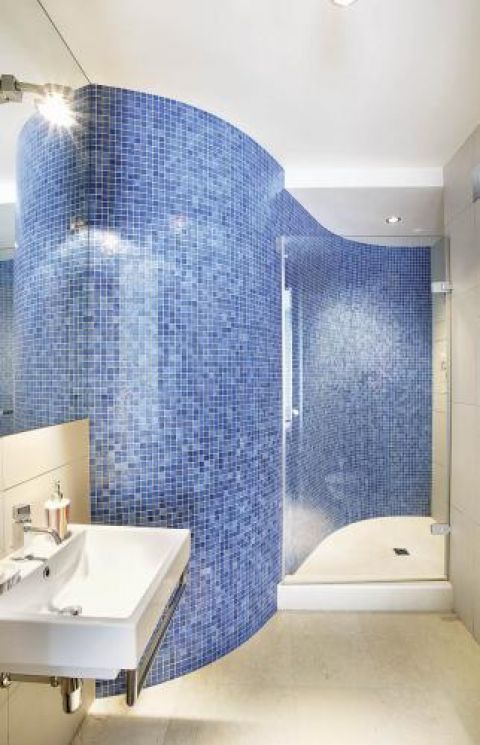 Niebieska mozaika w łazience. Apartament palisandrowy