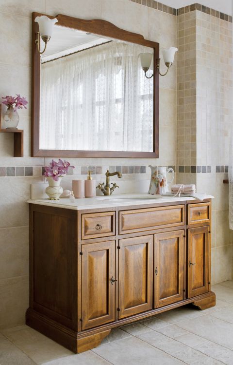 Jednym z nielicznych pomieszczeń, które ominął remont, jest łazienka, trzyma się angielskiego stylu rządzącego w całym domu.