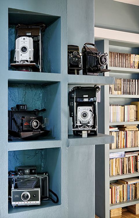 Gospodarz kolekcjonuje stare aparaty fotograficzne. Najbardziej lubi polaroidy z lat 70.