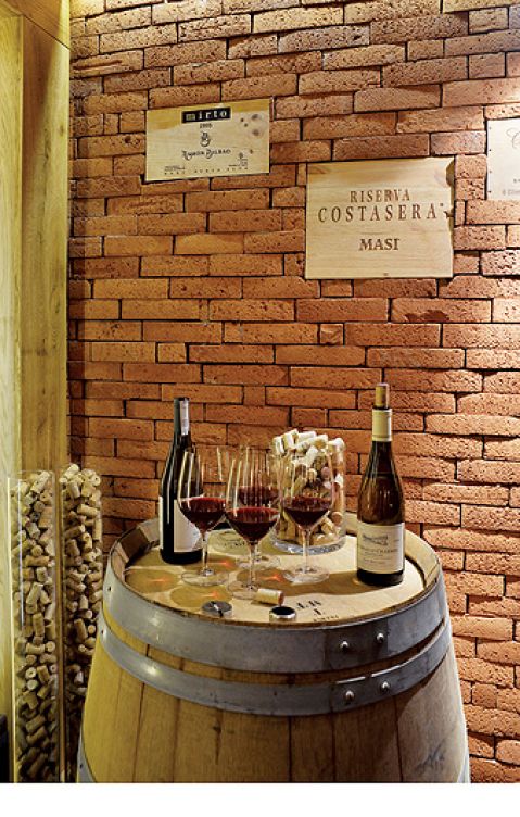 Stolik z beczułek zwanych barrique. Loft z ręcznie robionych cegieł