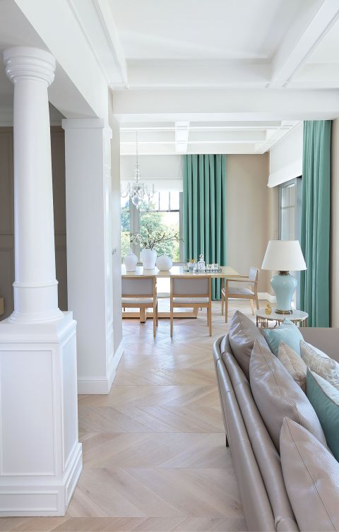 W salonie stanęły doryckie kolumny na wysokich cokołach.