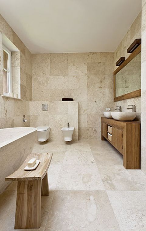 W łazienkach króluje marmur, najsłynniejszy balijski kamień. Z niego zrobione są podłogi, ściany, umywalki i wanna.