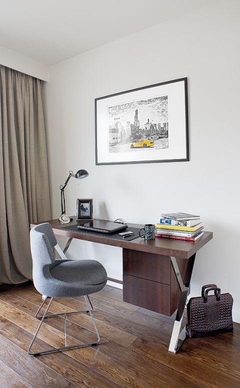 Zasłony w całym domu uszyła firma 7 razy ładniej. Są za długie dzięki czemu pokój wydaje się wyższy. Krzesło Moma Studio.