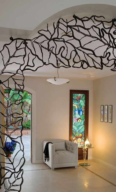 Okna zdobią witraże. Śródziemnomorski dom na niepogodę