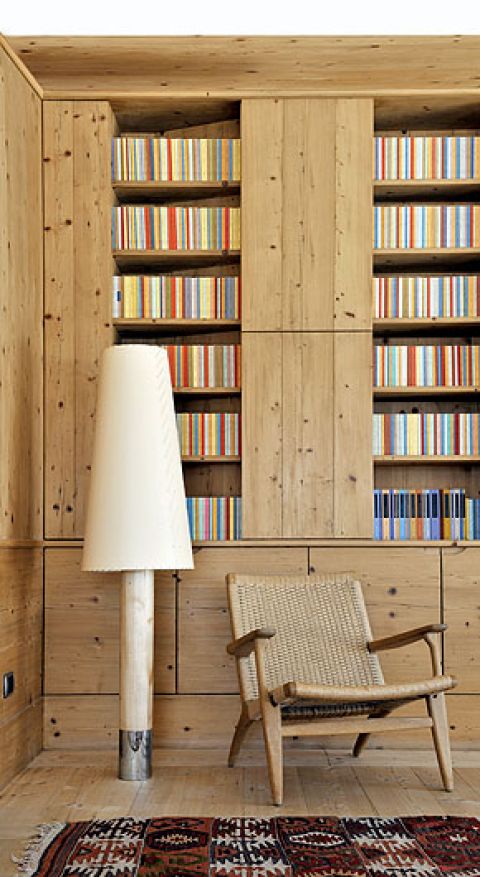 Drewniane meble, sztuka i dizjanerskie lampy.