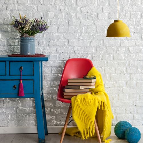 biała cegła w salonie dodatki