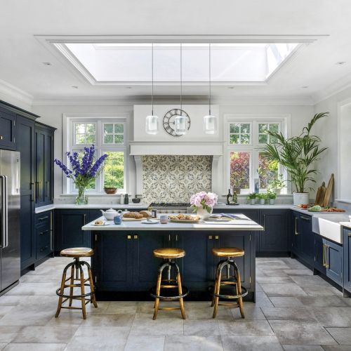 granatowa kuchnia w stylu angielskim