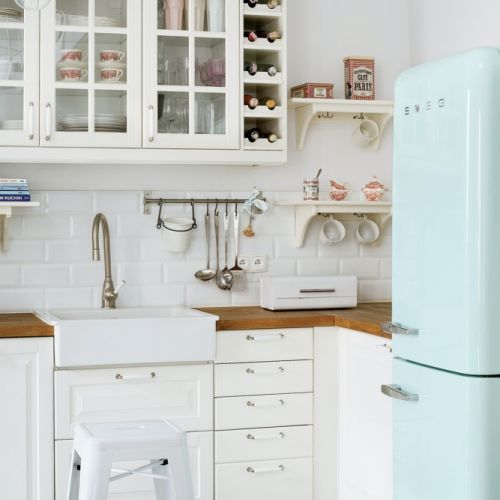 białe szafki w kuchni