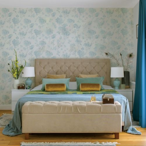 niebieska tapeta na ścianie w sypialni