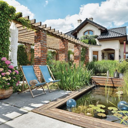 ogród z oczkiem wodnym i trejażem