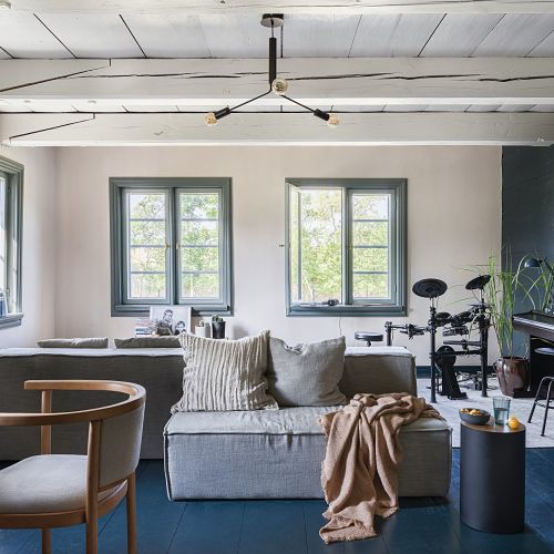 nowoczesny salon w starym domu