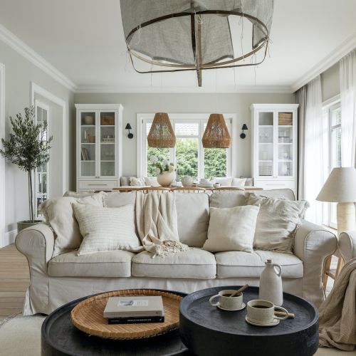 wnętrza w bieli szarości i drewnie