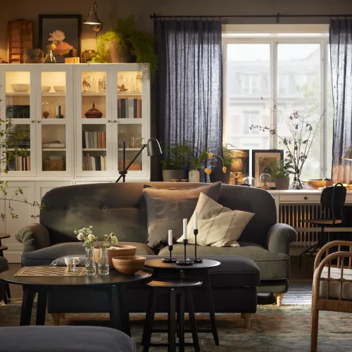 szary salon z białymi meblami