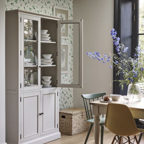 jak ocieplić szary salon