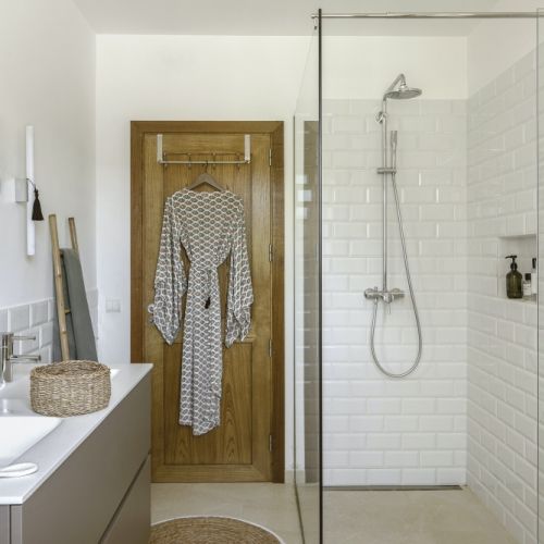 biała łazienka z drewnem inspiracje