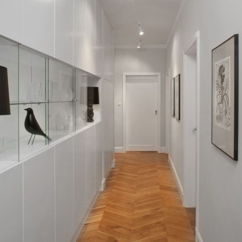 wąski korytarz w stylu minimalistycznym