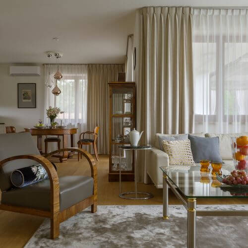 kącik wypoczynkowy w salonie modern classic
