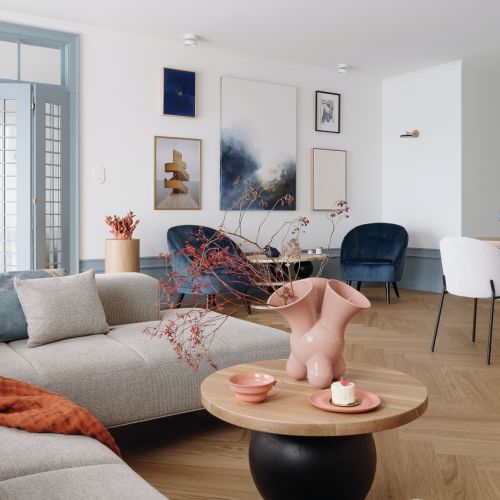 eleganckie mieszkanie z błękitnymi drzwiami