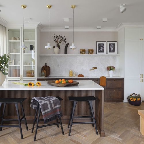 kuchnia w ciemnym drewnie