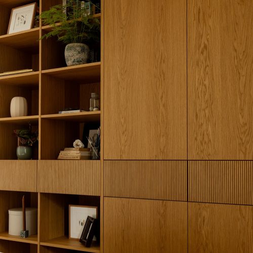 regał w salonie w stylu organic modern classic