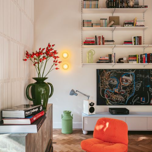 domowa biblioteczka z półkami na książki pod sam sufit