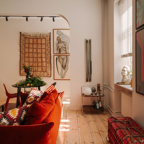 salon w eklektycznym mieszkaniu w Łodzi, zaprojektowanym przez pracownię Hanna Pietras Architects, łączy historyczny klimat kamienicy z orientalnymi dodatkami