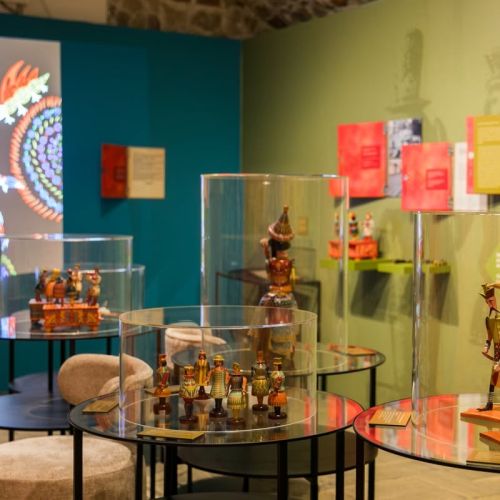 Aranżacja wystawy "Batikara. fantastyczna Józefa Kogut" w krakowskim Muzeum Etnograficznym