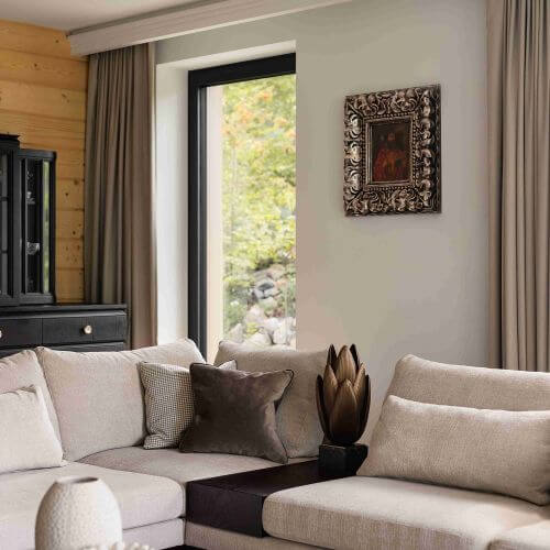 Elegancki salon w neutralnych kolorach w nowoczesnym domu w górach