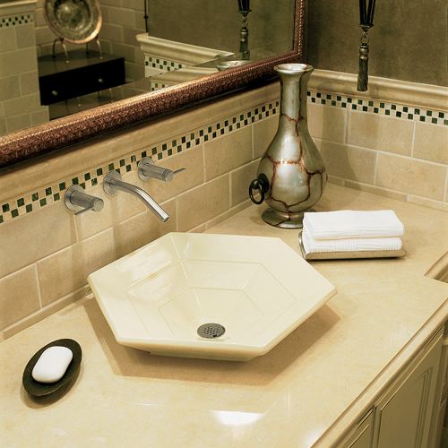 3. Do rzucającej się w oczy umywalki Hex Strata dobrano delikatną podtynkową baterię, kohler