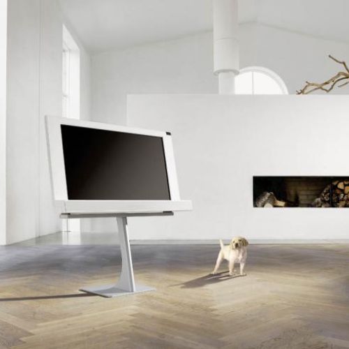 32-calowy ekran LCD BeoVision 8 w nietypowej, bo białej, obudowie. Dla mniej odważnych - wersja klasyczna, czarna. BANG