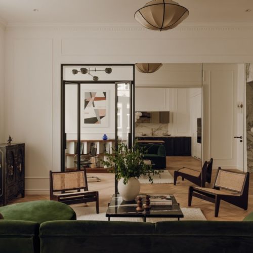 Kaszmirowy salon z czarnymi dodatkami