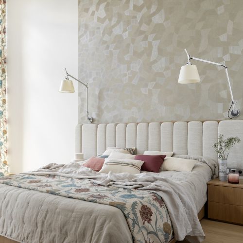 kremowa sypialnia z kinkietami przy łóżku