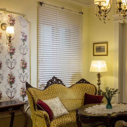 Żaluzje drewniane w stylu retro