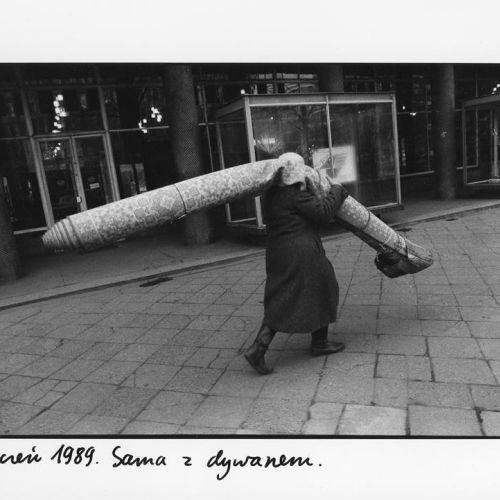 Anna Beata Bohdziewicz, Styczeń 1989. Sama z dywanem z cyklu Fotodziennik, czyli piosenka o końcu świata , 1989