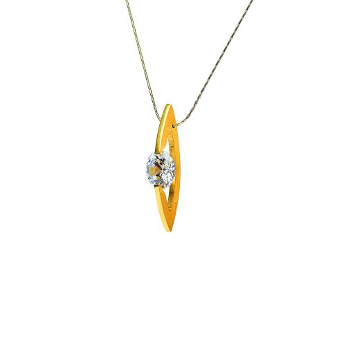 Kacper Schiffers i jego elegancka, złota biżuteria