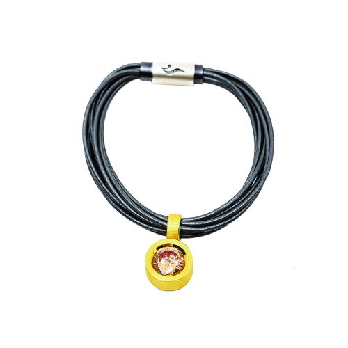 Kacper Schiffers i jego elegancka, złota biżuteria