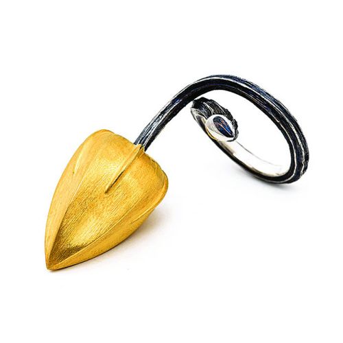 Kacper Schiffers i jego elegancka, złota biżuteria