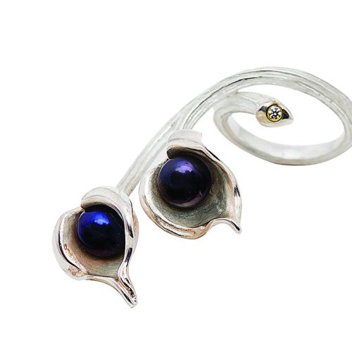 Kacper Schiffers i jego elegancka, złota biżuteria