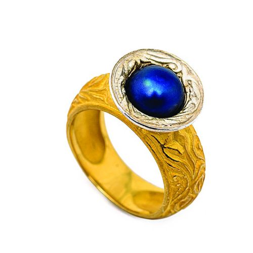 Kacper Schiffers i jego elegancka, złota biżuteria