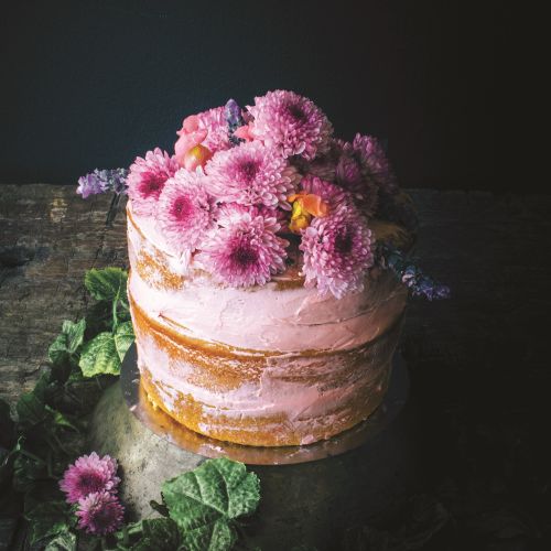 Ciasto truskawkowe z chryzantemami. Jesienne dania – jak z holenderskich martwych natur
