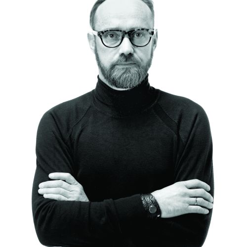 Kacper Schiffers i jego elegancka, złota biżuteria