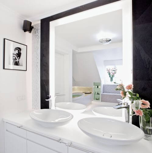 Czarny kamień to naturalny bazalt, białe opalizujące mozaiki Barwolf i płytki Tubądzin Zień. Lustro zaprojektowane